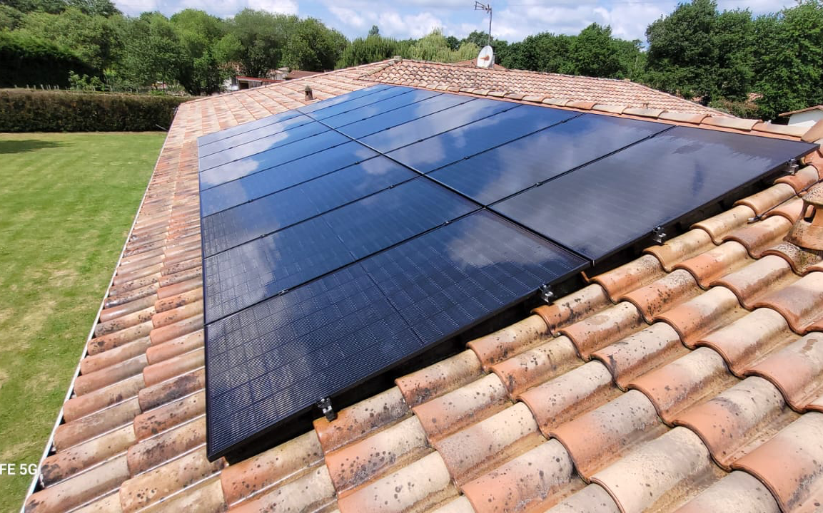 Artisan RGE installant des panneaux solaires dans le Gers – Campion Elec'